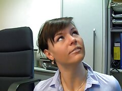 Brune mince chevauchant une bite vidéo streaming porno sur le canapé