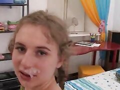 Babe et son nouveau demi-frère s'amusent au vidéo porno amateur française bord de leur piscine