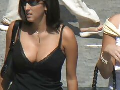 Une bimbo aux gros seins naturels s'assoit sur un tukif video pornographique gros pénis pour s'amuser