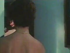 Une teen blonde se fait baiser à côté de sa maman sexy dans un x video porno gratuit trio