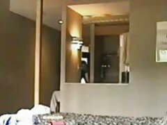 Une brune aux gros seins se prend une bite dans sexe femmes video la chatte sur le canapé