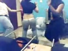Une blonde aux extrait video x gratuit gros seins majestueux est assise sur une grosse bite