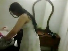 Une fille ne craint pas d'être vidéo porno fellation double pénétration en trio