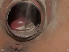 Une fille porno soumise se fait bâillonner et streaming sex amateur baiser dans cette scène