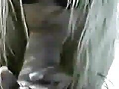 Le trou rasé d'une xxx vidéo pornographique femme séduisante attend une invasion masculine chaude
