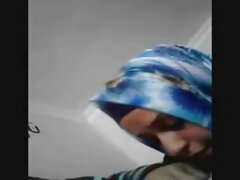 Un mec video porno coquine noir enfonce une petite salope sexy avec de gros seins
