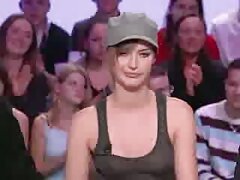 Une blonde a son corps mince percuté par son nephael video gratuite amant très profondément
