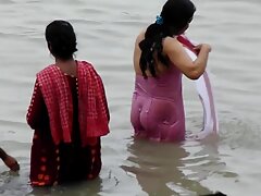 Une brune et une blonde font l'amour video de lesbienne gratuit dans un trio un jour de congé