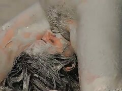 Plusieurs dames s'embrassent et elles baisent aussi les deux video porno cougar gratuit hommes avec qui elles sont