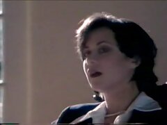 Une paire de salopes se retrouve sur le canapé video femme cougar ensemble, se léchant la chatte chaude