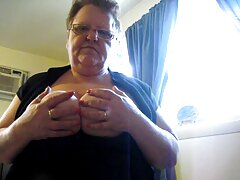 Deux filles et un mec passent leur temps nus vidéos porno hd dans le jardin
