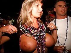 Une brune chaude avec un cul incroyable fait du sexe video xxx pour femme hardcore sur le canapé