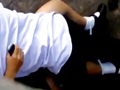 La petite coquine maigre est sur video cochonne gratuite les draps blancs, prenant une bite