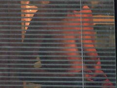 Kinky lady écarte ses longues jambes à la table video de sexr de massage du spa porno