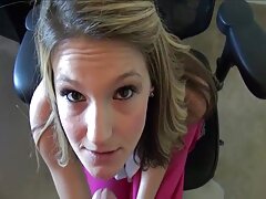 Un amateur chaud qui a des vidéos gratuites adultes tatouages ​​se fait baiser sur le lit