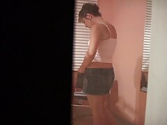 Une blonde avec un beau cul sort ses jouets de la boîte video trensexuel
