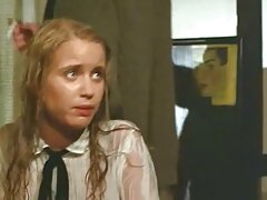 Une brune est dans la salle de bain où elle manipule une video erotique française grosse bite