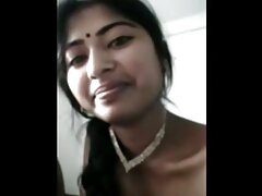 Des poussins extrait video de sexe avec de faux seins se partagent une bite dans un trio