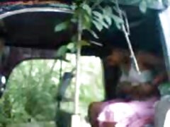 Deux filles atterrissent video femme nue tukif l'une sur l'autre sur le canapé pour baiser