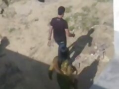 Une brune aux seins naturels se prend une vidéo sexz grosse bite dans la chatte rasée