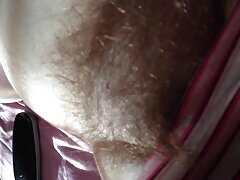 Une nana aux cheveux noirs avec d'énormes seins se fait huiler et baiser video sece gratuit