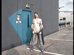 Une salope aux cheveux noirs avec sexe amateur en streaming des tétons pointus se fait défoncer la chatte