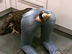 Une tukif meilleur video maman et sa fille sexy se produisent l'une avec l'autre sur le canapé
