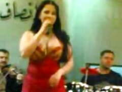 Une pono vidéo gratuit dame chaude reçoit deux bites dans sa bouche et elle les suce