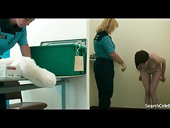 Deux filles effectuent des mouvements vidéo pornoding pervers dans un trio avec un mec à l'extérieur