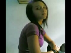 Une femme video de sece sexy qui a un gros cul rond se penche pour s'amuser