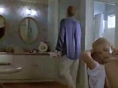 Une blonde est agenouillée devant son homme les meilleurs vidéos porno gratuit et elle lui fait une pipe