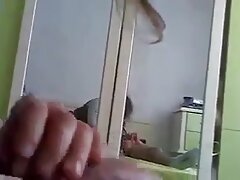Une nana aux cheveux bouclés se fait défoncer des videos de sex la chatte humide