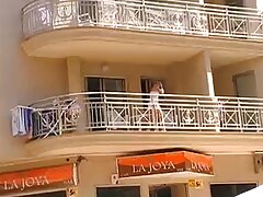 Une fille ouverte d'esprit ouvre la bouche pour une des videos sensuelles gratuites grosse bite bien dure