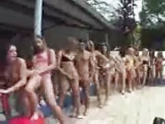 Un homme excité étire une blonde aux gros seins sur tout le videos films pornos canapé