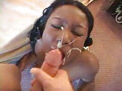 Une femme erotique video star du porno s'entend bien avec son partenaire commercial dans la cuisine