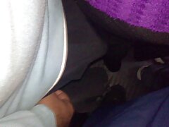 Une strip-teaseuse video de sexe en ligne aux gros seins enlève ses vêtements et elle a des relations sexuelles intenses