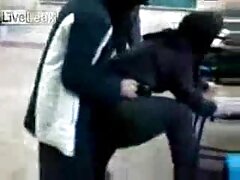 Une grosse bite pénètre dans une brune tukif video gay aux toilettes