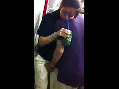 Une petite coquine mince est surprise en train de video porno des femmes noires bronzer nue devant nous, souriante