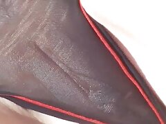 Brunette embrassant une extrait porno en streaming bite avec son piercing à la langue près de l'objectif