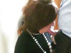 Une prof video hot gratuite excitée attrape une étudiante en queue de cochon et la baise sur la table