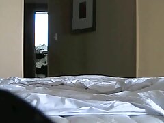 Blonde aux petits seins video erotisue est sur le canapé, sentant sa chatte pilonnée