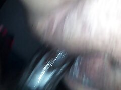 Une brune chaude avec un regard pervers video amateut x dans les yeux suce et chevauche une bite