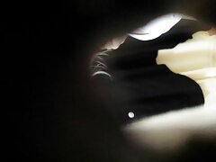 Une brune qui a une sangle se fait pénétrer les lèvres film vidéo porno gratuit de sa chatte
