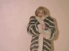 Une belle fille avec une chatte rasée est hors de son uniforme et se fait percuter vidéo sexe gratuit en streaming