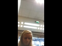 Couple de video porno femme mature chiennes se lèchent la chatte dans la salle de bain et la cuisine