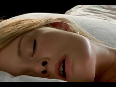 Une fille video film prono est sur la table sur son homme, se fait baiser