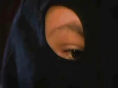 Teen est une pute qui se tortille qui vidéo streaming porno adore être attachée par sa belle-mère