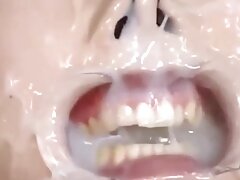 Une nana sexy s'amuse dans sa vidéos porno de femmes matures chambre avec un gros gode