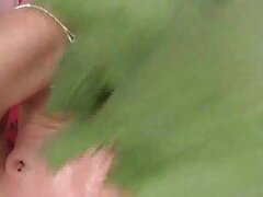 Une blonde vidéo porno gratuite hard est nue dans la cuisine et elle se masse la chatte humide
