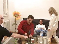 Skinny s'allonge devant la caméra et applique deux vibromasseurs porno xnxx gratuit sur la chatte